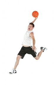 Basketballer beim Dunking.